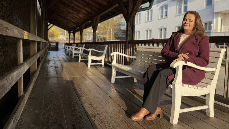 Swetlana Lenger nimmt sich am Uhrenturm-Gradierweg regelm&auml;&szlig;ig eine kleine Auszeit. - &copy; Sandra Castrup