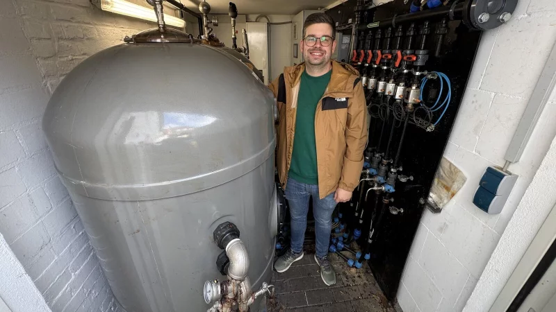 Jan Feldmeier steht an der Filteranlage, die in einem Schuppen in der Altstadt untergebracht ist. Gefiltert wird mit Aktivkohle. - &copy; Sven Kienscherf