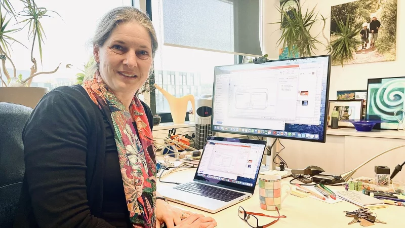 Barbara Hammer in ihrem B&uuml;ro an der Universit&auml;t Bielefeld, wo sie als f&uuml;hrende Wissenschaftlerin im Bereich der K&uuml;nstlichen Intelligenz forscht. - &copy; Carsten Heil