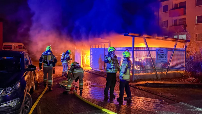 Zu Silvester hatte die Feuerwehr Detmold viel zu tun. Unter anderem brannten in der Fritz-Reuter-Stra&szlig;e mehrere gro&szlig;e Abfallgef&auml;&szlig;e in einem Fahrrad-Unterstand. - &copy; Feuerwehr Detmold