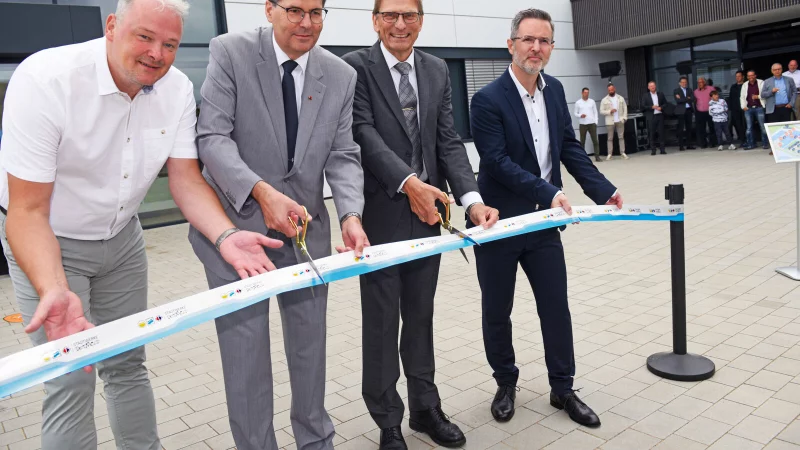 Betriebsratsvorsitzender Lutz Hagemeister (von links), Aufsichtsratsvorsitzender Stephan Grigat, Gesch&auml;ftsf&uuml;hrer J&ouml;rg Karlikowski und Architekt Florian Brandstetter weihen das neue Geb&auml;ude ein. - &copy; Nicole Ellerbrake