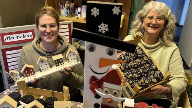 P&auml;dagogin Isabell Kraft und Einriichtungsleiterin Martina Wagner (von links) werben mit einer gro&szlig;en Angebotsvielvalt und hoffen auf viele Besucher zum anstehenden Gr&uuml;nau-Basar. - &copy; Sandra Castrup