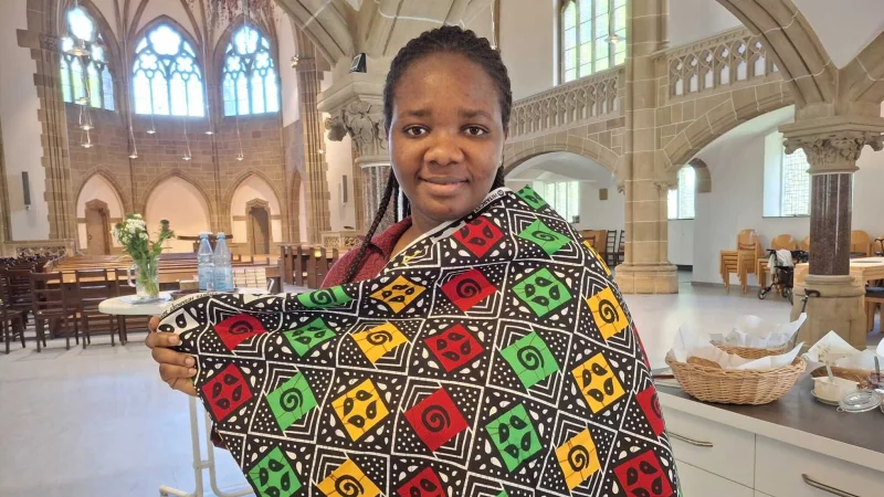 Melody Ampeh zeigt den von ihr gen&auml;hten ghanaischen Stoff. - &copy; Maik Fleck