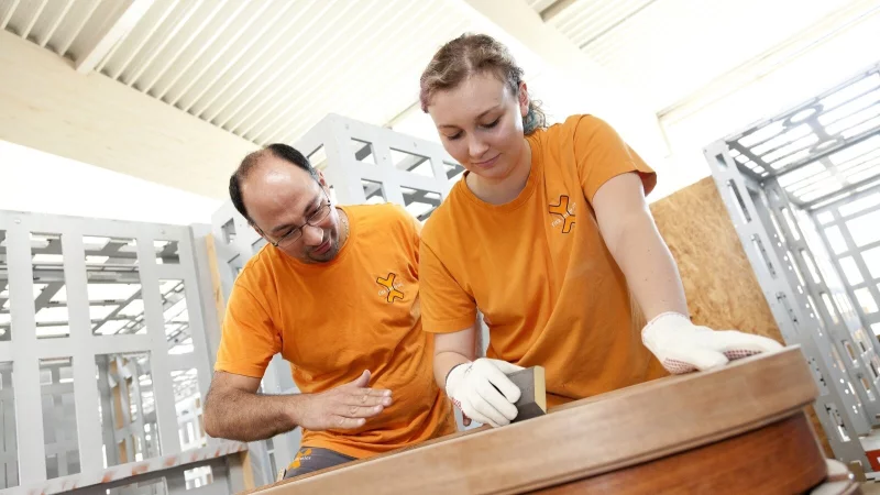 Junge Menschen k&ouml;nnen unter Aufsicht den Beruf des Tischlers erproben. - &copy; Aktion Modernes Handwerk