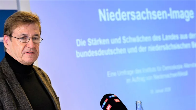 Volker Schmidt vom Arbeitgeberverband Niedersachsenmetall verspottet &ouml;ffentlich Bielefeld. - &copy; Julian Stratenschulte/dpa