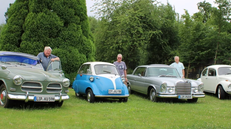 Vereinsmitglieder des Motorsportclub Hermannsdenkmal: Wolfram Meier und sein Volvo (von links), Willi Werner und sein BMW Isetta, Horst Friedrich Meier und sein Mercedes sowie Reinhard Kramer und sein VW Käfer. - © Kyrill von Matuschka