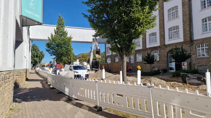 Bagger, Baken, Lärm und Dreck - offenbar schreckt das einige Kunden vom Besuch der Lageschen Straße ab. Vor allem die Einbahnstraßenregelung mache den Geschäften zu schaffen. - © Nadine Uphoff