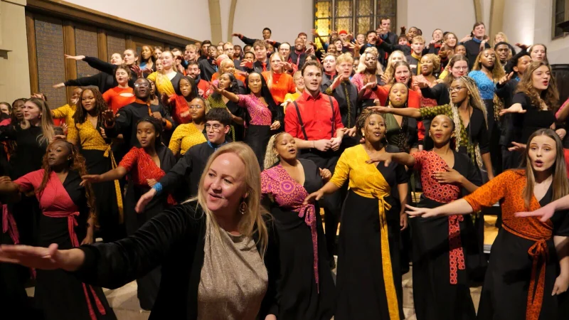 Der University of Pretoria Youth Choir und Pop Up-Chor vereinen sich zum Abschluss unter Leitung von Lhente-Mari Pitout. - &copy; Lippische Landeskirche