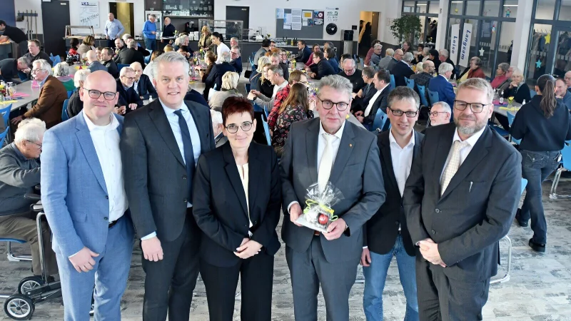 Die Organisatoren und Redner des FDP-Neujahrsempfangs in Oerlinghausen: Jan Maik Schlifter, Kreisverbandsvorsitzender der Bielefelder FDP, Stadtverbandsvorsitzender Tobias Jaehn neben seiner Stellvertreterin Viola Br&uuml;ntrup, der christdemokratische neue Landrat des Kreises Lippe, Meinolf Haase und die beiden B&uuml;rgermeister Martin Hoffmann aus Leopoldsh&ouml;he und Peter Heepmann aus Oerlinghausen - &copy; Gunter Held