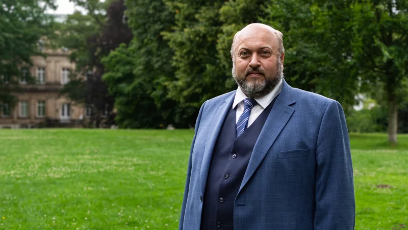 AfD-B&uuml;rgermeisterkandidat Viktor H&uuml;bner an seinem Lieblingsplatz in Detmold, dem Palaisgarten. Hier hat er seiner Frau den Heiratsantrag gemacht. - &copy; Raphael Bartling