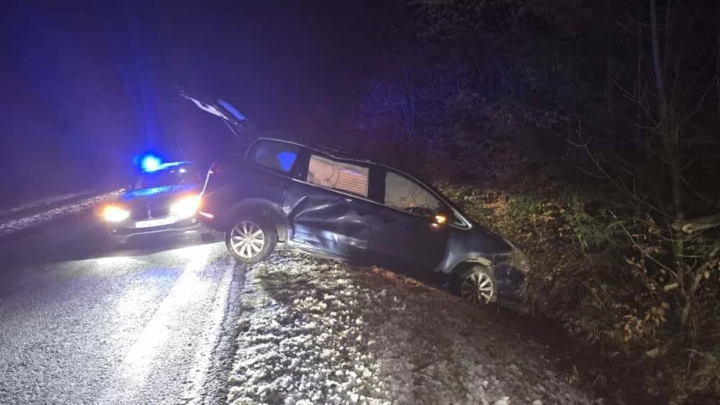 Der Van kommt von der Stra&szlig;e ab und landet im Graben. - &copy; Reinhard Bellach