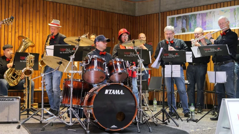 Facettenreiches Sommerkonzert. Das Blasorchester "LippeMusic" spielt im Wechsel mit dem Chor "La Musica" und begeistert mit einem abwechslungsreichen Programm. - &copy; Thomas Kr&uuml;gler