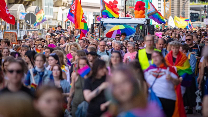 Beim „Christopher Street Day“ (CSD) in Bielefeld zogen 2024 Hunderte Besucher durch die Stadt. - © Mike-Dennis Müller