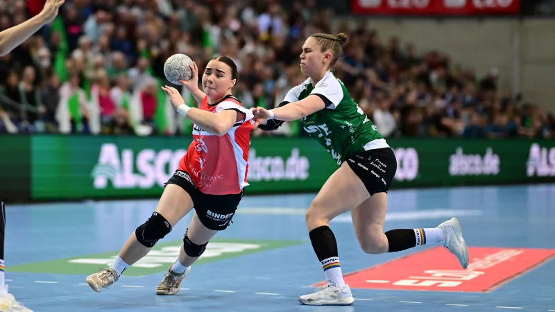 Voller Elan setzt sich in dieser Szene Blombergs R&uuml;ckraumspielerin Elin Magnusdottir durch. - &copy; Photo: Felix Schlikis/Lobeca.de