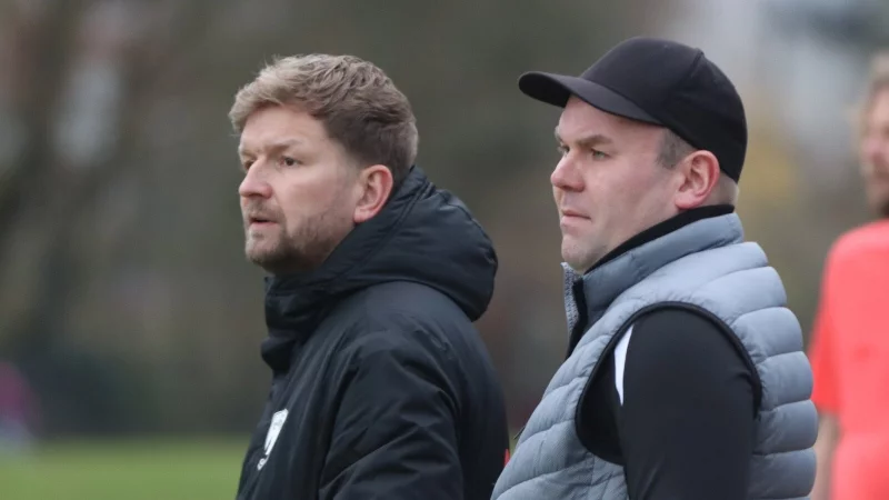 Andre Schr&ouml;der (links) und Markus R&uuml;schenp&ouml;hler bleiben wohl auch in der n&auml;chsten Saison Trainer beim Landesligisten Post-TSV Detmold. - &copy; Sebastian Lucas