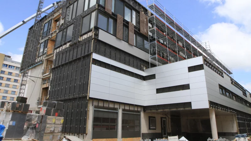 Ist bei dem Neubau am Klinikum - hier ein Bild aus Juni 2023 - alles rechtlich einwandfrei gelaufen? Die Ermittlungen der Schwerpunktstaatsanwaltschaft Bielefeld haben keinen Anfangsverdacht einer Straftat erhärtet. - © Martin Hostert