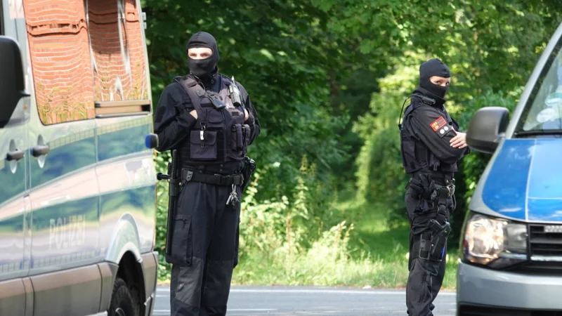 Die Schockanrufer wurden durch speziell geschulte Beamte in ihren Wohnungen in OWL festgenommen. - © Symbolbild: Paul Brinkmann