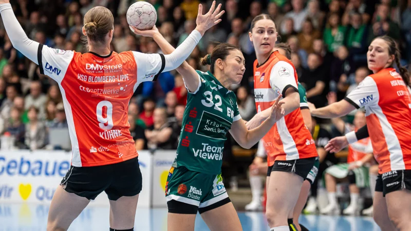 G&ouml;ppingens Haruno Sasaki setzt sich gegen die Blombergerinnen Nieke K&uuml;hne (links) und Andrea Jacobsen durch. - &copy; Eibner-Pressefoto/Michael Schmid