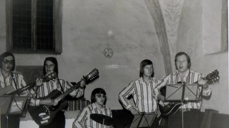 Sie rockten in den 1970ern die Alexanderkirche als erste CVJM-Band: Michael Heitholt, Gottfried Hoffmann, Bernd Oberschelp, Gerald Burkart und Karl Ritterbusch. - &copy; Repros: Horst Biere / Quelle: Sammlung Oberschelp