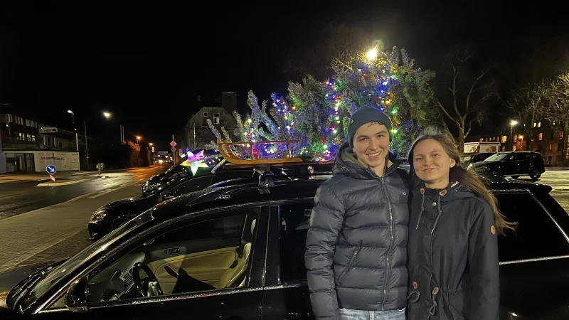 Florian Schubert und seine Freundin Zoe sind mit einem echten Hingucker im Lipperland unterwegs. - © Seda Hagemann