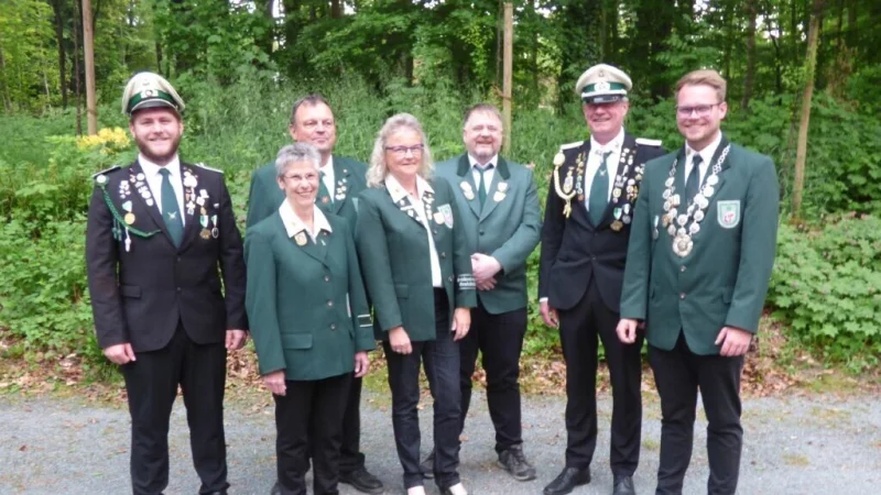 Der wiedergewählte Kreisvorstand: William Vorndamme (Beisitzer, von links), Fritz Watermann (3. stellv. Sportleiter), Ursula Menzel (Damenleiterin), Claudia Hüls (Geschäftsführerin), Lutz Hilker (Schatzmeister), Alexander Vorndamme-Zentarra (Beisitzer) und Fabian Stellmacher (1. Vorsitzender Schützenkreis Lippe), - © Peter Radszuweit