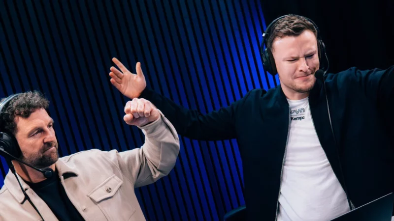 TBV-Trainer Florian Kehrmann und Dyn-Kommentator Lennart Wilken-Johannes fiebern mit der DHB-Sieben mit. - &copy; Lennart Wilken-Johannes/Instagram