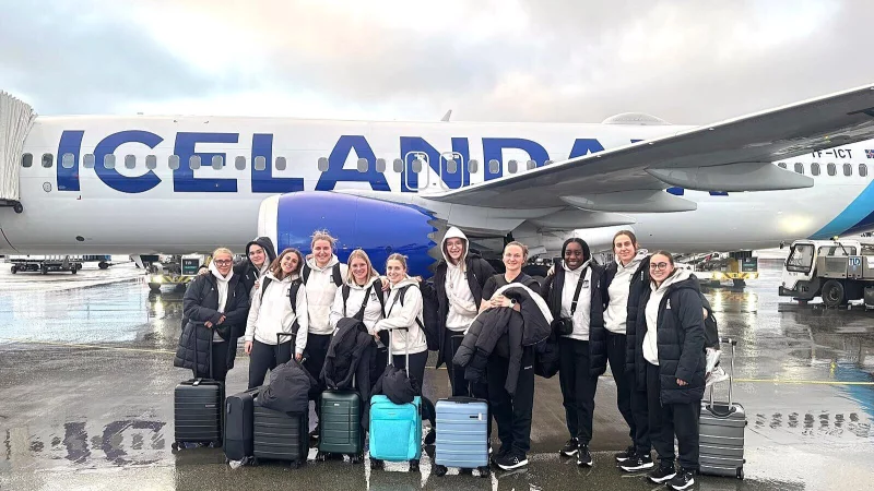 Grau, tr&uuml;b und regnerisch ist es gewesen, als sich ein Gro&szlig;teil der Blomberger Mannschaft vor dem Flugzeug in Keflavik f&uuml;r ein Foto aufstellte. - &copy; Oliver Lippert