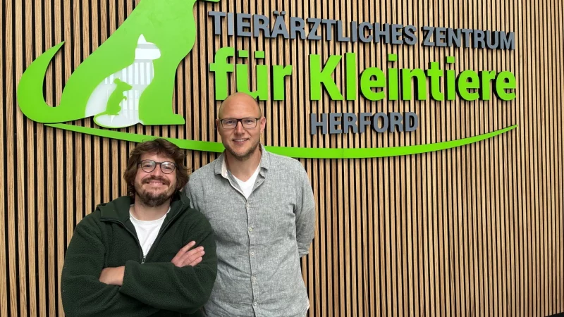 Philipp Schledorn (l.) und Dr. Christian Diekmann haben in Herford ein hochmodernes tier&auml;ztliches Zentrum f&uuml;r Kleintiere aufgebaut, das ab sofort in Betrieb geht. - &copy; Matthias Bungeroth