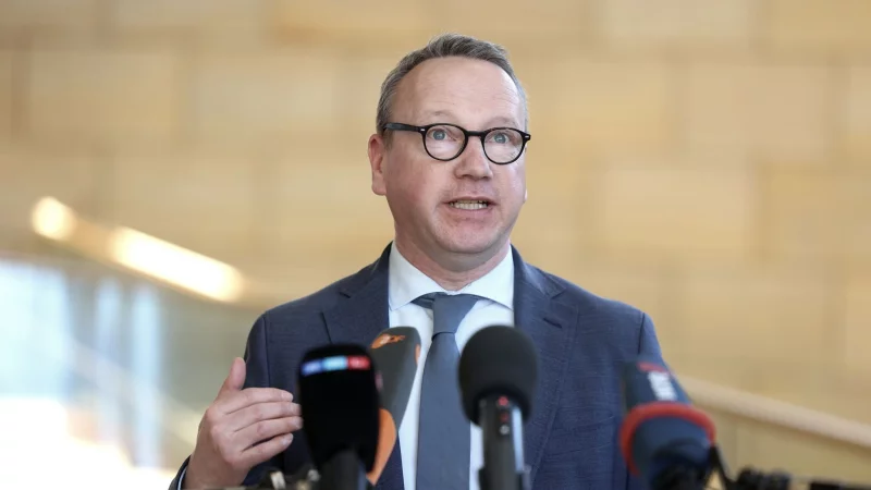 NRW-Justizminister Benjamin Limbach (Grüne) steht seit einiger Zeit gehörig unter Druck und sieht sich Rücktrittsforderungen ausgesetzt. - © David Young/dpa