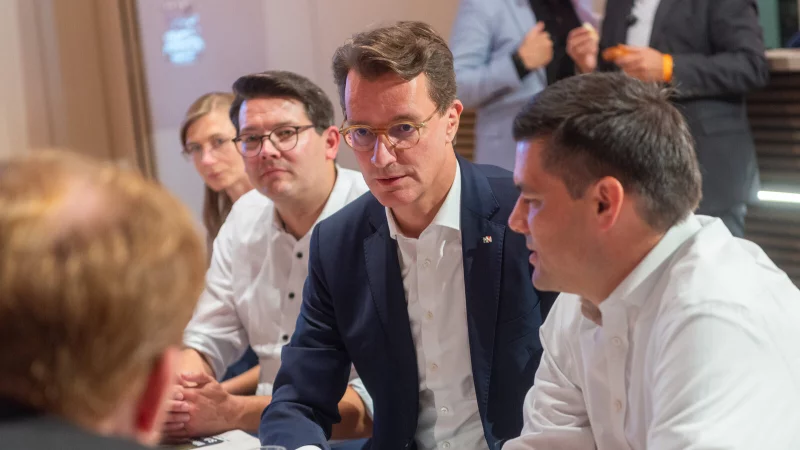 NRW-Ministerpr&auml;sident Hendrik W&uuml;st (CDU) war jetzt im Kommunalwahlkampf in OWL - wie hier in Herford - unterwegs. Er richtete klare Erwartungen an die B&uuml;rgermeister. - &copy; Ralf Bittner