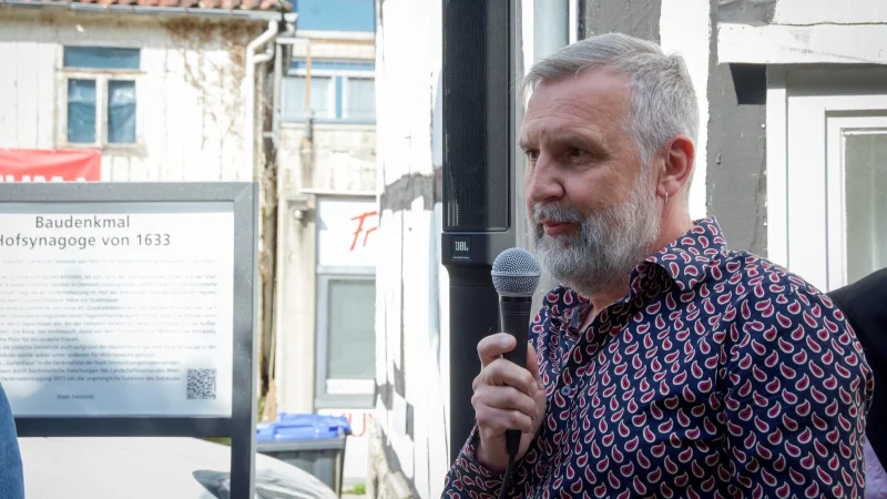 Dr. Oliver Arnhold, Evangelischer Vorsitzender der Gesellschaft für christlich-jüdische Zusammenarbeit in Lippe, spricht bei der Einweihung der neuen Infotafel an der ehemaligen Hofsynagoge. - © Raphael Bartling
