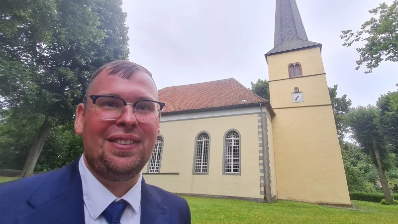 Jakob Baidin tritt f&uuml;r die AfD in Blomberg als B&uuml;rgermeisterkandidat an. F&uuml;r das Interview mit der LZ hat er die Cappeler Kirche ausgew&auml;hlt. - &copy; Marianne Schwarzer