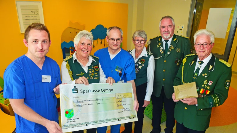 Spendenübergabe auf der Kinderstation: Joachim Vollmut, Monika Hohmeier, Dr. Ulrich Wunderle, Carola Shiba, Ralf-Klockenkämper und Herbert Hohmeier (von links). - © Nicole Ellerbrake