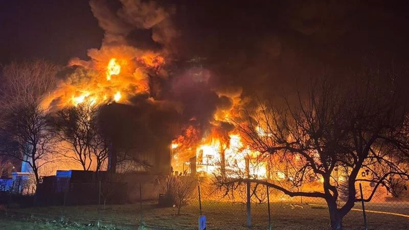 In der Nacht stand die Halle Druckerei in Vollbrand. - &copy; Feuerwehr Minden