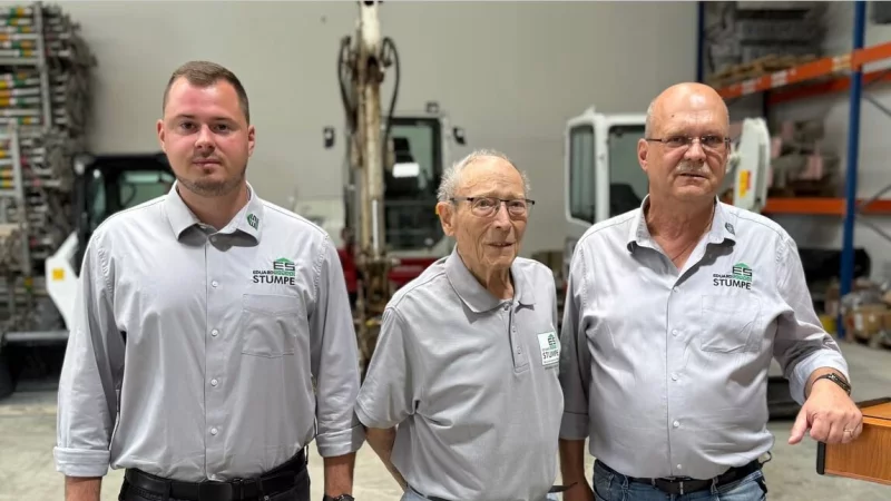 Drei Unternehmer-Generationen (von links): Roman, Eduard und Uwe Stumpe. Letzterer führt das Unternehmen derzeit in vierter Generation. - © Sascha Tegtmeyer