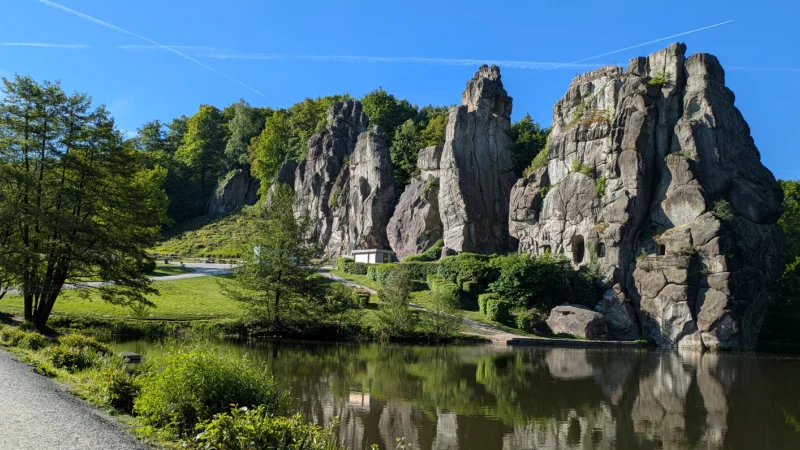 Im Juni werden die Externsteine zur Kulisse für einen Primetime-Krimi. - © LVL