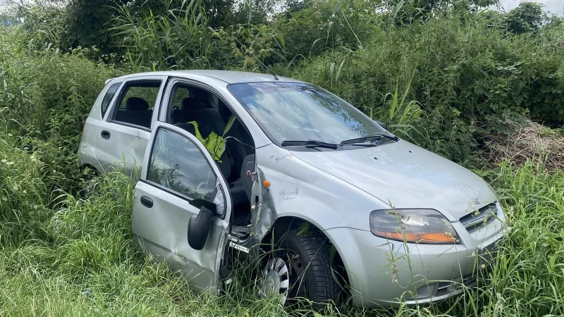 Dieses Auto wurde auf einer Wiese in der N&auml;he der Werre entsorgt. - &copy; Dirk Windm&ouml;ller