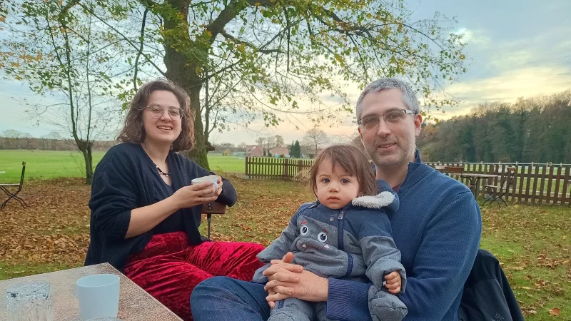 Die junge Besitzerfamilie Mini Bartl, Finja und Heinrich Traph&ouml;ner erfreut sich, wie manche G&auml;ste, auch im November noch am Sitzen im gem&uuml;tlichen Biergarten. Foto: Sibylle Kemna - &copy; Sibylle Kemna
