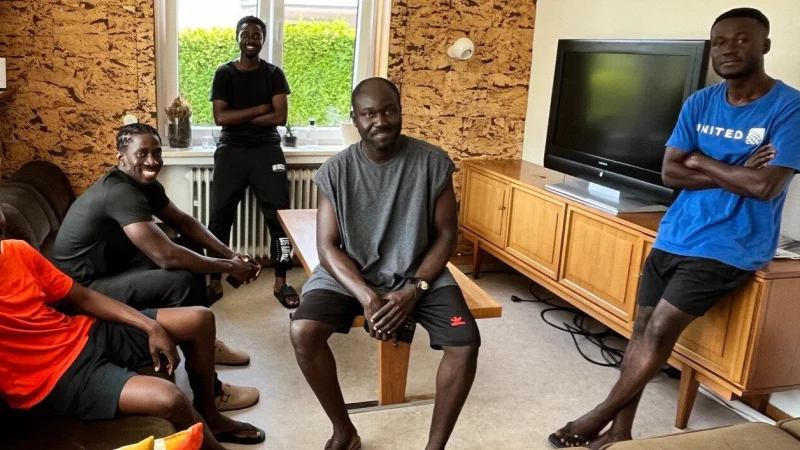 In ihrem neuen Lemgoer Wohnzimmer fühlen sich die Ghanaer (von links) Emmanuel Bilson, Joseph Tetteh, Nana Kojo Odoi, Patrick Ofori Andoh und Maxwell Dumenyo wohl. - © Till Brand