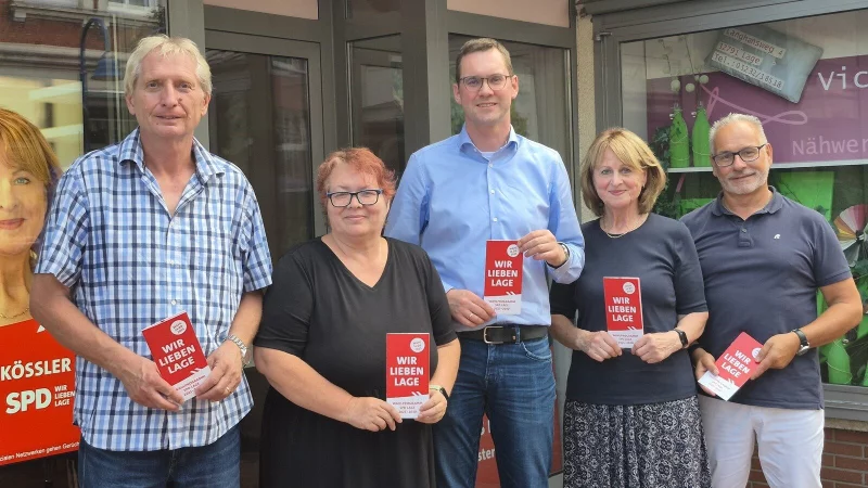 Fraktionsvorsitzender Hans Hofste (von links), Andrea Speckbrock (stellvertretende Stadtverbandsvorsitzende), Bürgermeister Matthias Kalkreuter, Ratsmitglied Rita Schapeler-Kössler und Andreas Fritz (stellvertretender Stadtverbandsvorsitzender und Geschäftsführer im Vorstand) mit dem Wahlprogramm. - © Lorraine Brinkmann