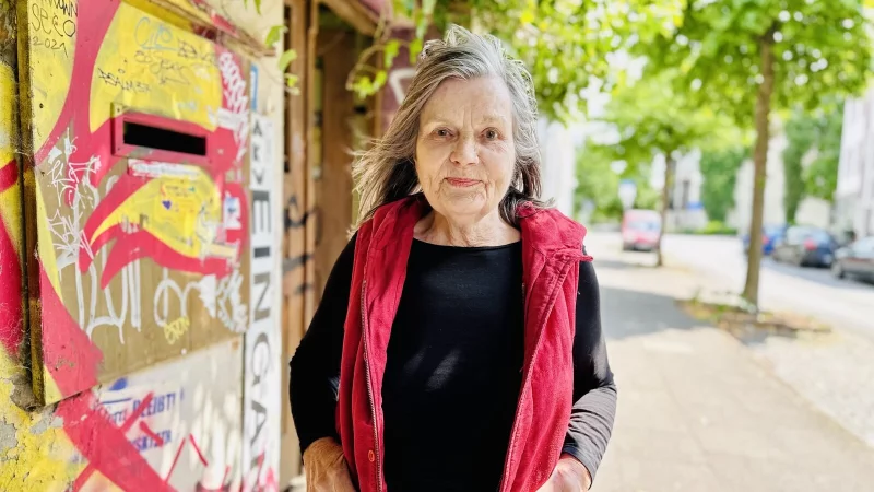 Die Parkplatz-Rebellin Elke Werneburg aus der Teichstra&szlig;e im Bielefelder Westen. Die Parkbucht befindet sich gleich neben ihrem Domizil, dem K&uuml;nstlerkollektiv "auto-kultur-werkstatt". - &copy; Stefan Becker