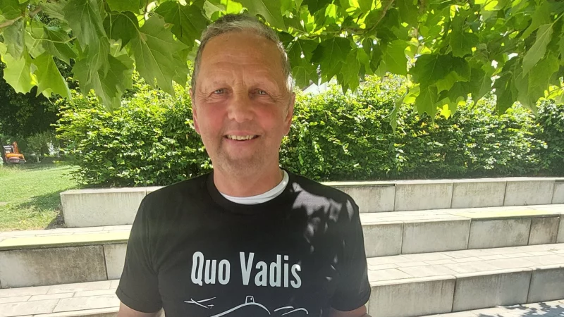 Heinz Bröcker wurde von den Kollegen mit Geschenken überhäuft, auch mit extravaganten T-Shirts für den bekennenden Musikliebhaber. Foto: Christian Landerbarthold - © Christian Landerbarthold