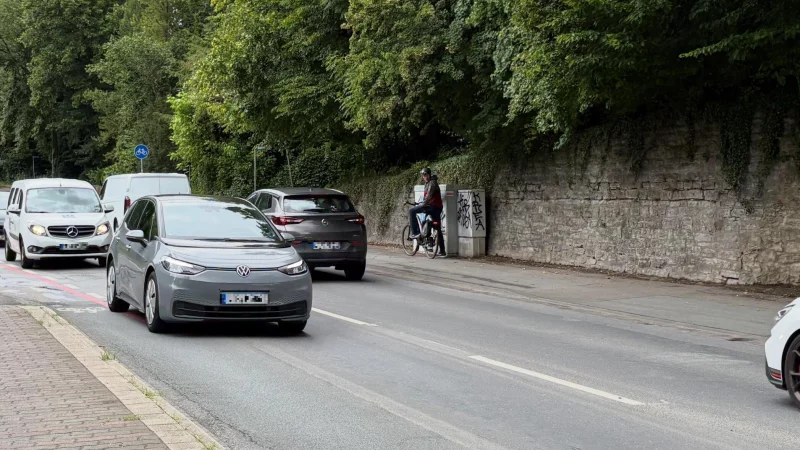 Radfahrer Stefan Kruel (hinten) versucht die Friedrich-Ebert-Stra&szlig;e zu &uuml;berqueren, damit er auf dem Unteren Weg in Richtung Heiligenkirchen weiter fahren kann. Das Verkehrsaufkommen ist hoch. - &copy; Jan Schillmann