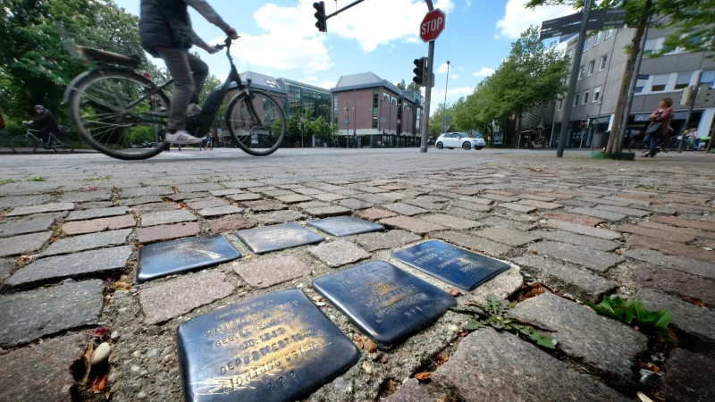 In Sichtweite zur Gütersloher Stadtbibliothek sind sechs jüdische Gedenksteine mit tiefen Kratzern beschädigt worden. Bei dem Stolperstein für Paula Daltrop etwa (vorne links) ist der Schriftzug "Richtung Osten" durchgestrichen worden. - © Andreas Frücht