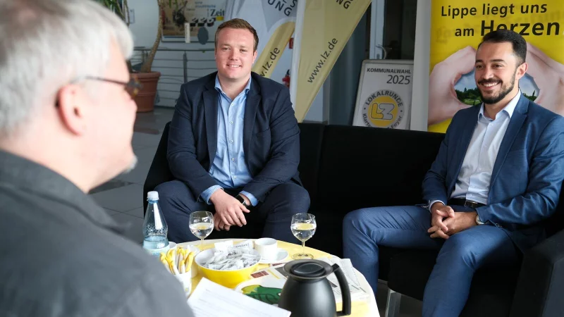 L&auml;cheln im Streitgespr&auml;ch: LZ-Redakteur Jost Wolf (links) interviewt die B&uuml;rgermeister-Kandidaten Michael Ruttner (CDU, links) und Celil Celik (SPD, rechts) im Foyer der LZ im Medien Centrum Giesdorf. Sp&auml;ter m&uuml;ssen sie sich dann gegenseitig befragen. - &copy; Sven Koch