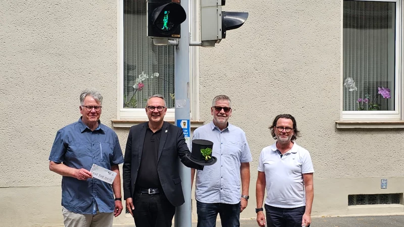 B&uuml;rgermeister Markus Baier (2. von links, mit Zylinder) freut sich
gemeinsam mit (von links) Wilfried Thiel, J&ouml;rg Mayer und Peter L&uuml;ssem von der
Lemgoer Sch&uuml;tzengesellschaft &uuml;ber 450 Jahre Vereinsgeschichte und die
anstehenden Jubil&auml;umsfeierlichkeiten. (Foto: Alte Hansestadt Lemgo) - &copy; Stadt Lemgo