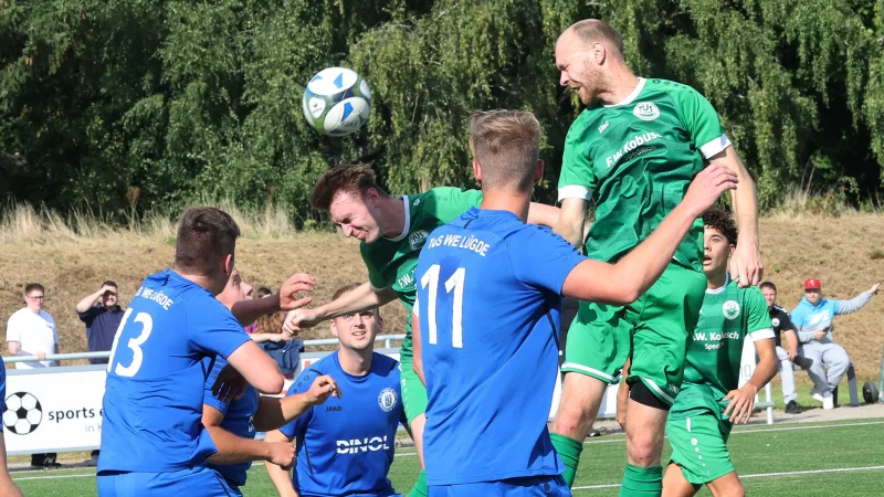 Kachtenhausens Dennis Kran (rechts) steigt hoch, auch Mathis Fichna (Mitte). Von L&uuml;gde im Bild: Nils Nehrig (Nummer 11) und Jonas M&uuml;ller (13). - &copy; Paul Cohen