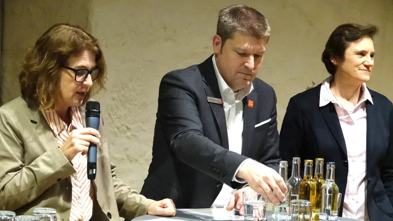 Silke Buhrmester (links) moderierte die Diskussionsrunde im Weserrenaissance Museum. Zum Aufgebot gehörten (von links) Hagen Eberhardt und Jessica Rubart. - © Axel Bürger