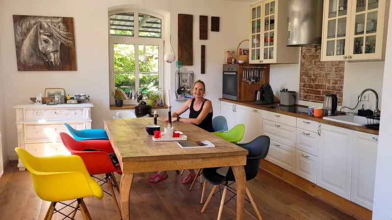 Ellinor Dräger liebt ihre helle freundliche Küche. - © Katrin Kantelberg