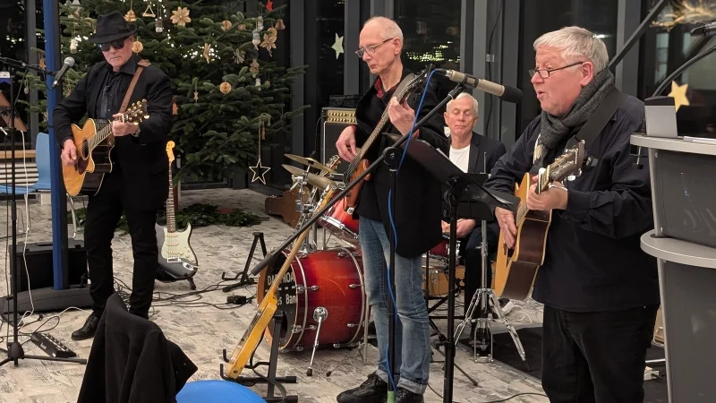 So etwas gibt es nur in Oerlinghausen: Bei seiner Lesung nimmt Jörg Czyborra (r.) auch selbst die Gitarre in die Hand und spielt mit der Dark Road Blues Band einige Stücke. Die Band besteht aus Detlev Golze (Gitarre, v. l.), Ulli Witt (Bass) und Uwe Molck (Drums). Foto: Gunter Held - © Gunter Held